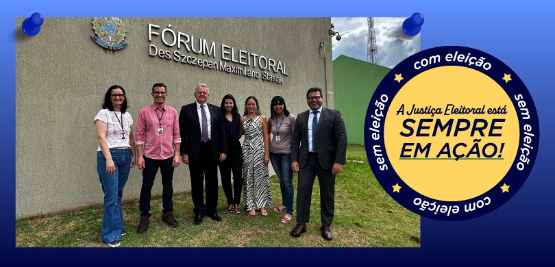 Banner com fundo azul sobre o qual se observa uma fotografia de quatro mulheres e três homens po...