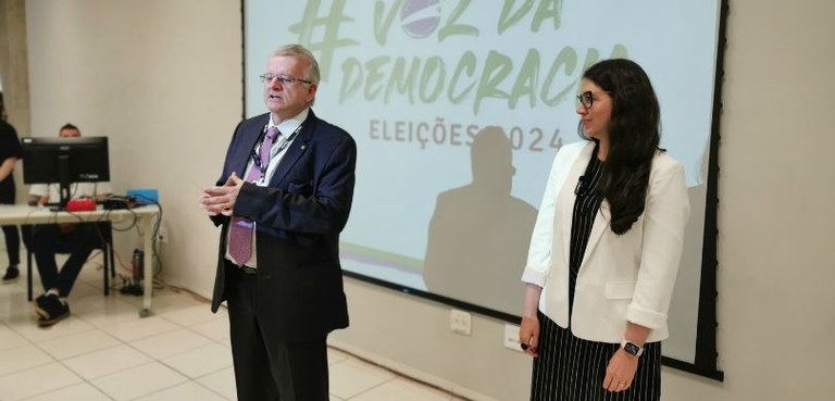 Fotografia do presidente Sigurd Roberto Bengtsson, de terno, e da doutora Patrícia Di Fuccio Lag...