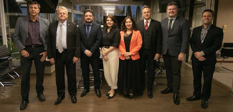 Foto em que aparecem sete homens de duas mulheres posando em trajes sociais no terraço da Presid...