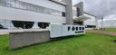 Foto da fachada do Fórum Estadual de Santa Fé. O edifício possui a fachada nas cores branca e ci...