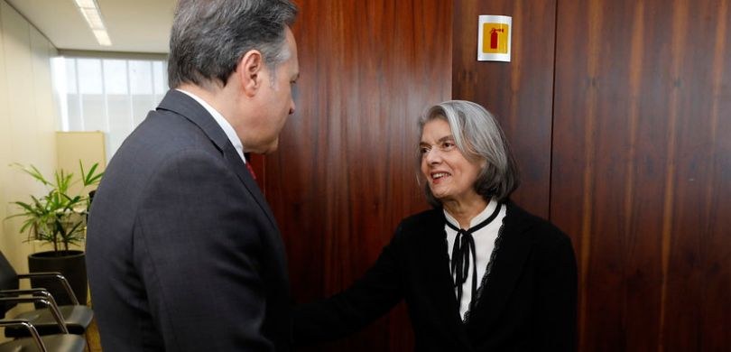 Fotografia em que aparece, de perfil, o desembargador Panza e, de frente, a ministra Cármen Lúci...