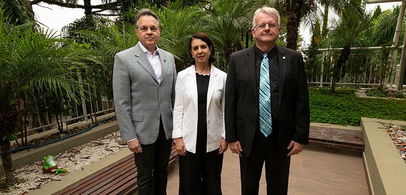 Foto em que aparecem no terraço da Presidência do TRE-PR o desembargador Sigurd Roberto Bengtsso...