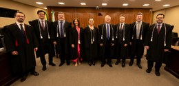 Fotografia dos juízes membros da Corte do TRE-PR, composto por sete homens, de terno, e duas mul...