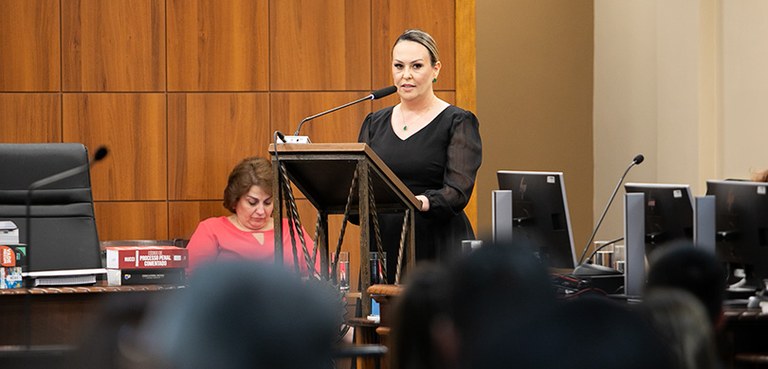 Fotografia da desembargadora eleitoral Tatiane de Cássia Viese, que é loira e usa um vestido pre...