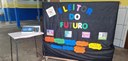 Fotografia de um mural escolar preto, escrito com letras coloridas: Eleitor do Futuro - no dia 0...