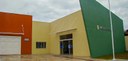 Fotografia do Fórum Eleitoral de Sertanópolis em um dia nublado. O edifício tem paredes na cor v...