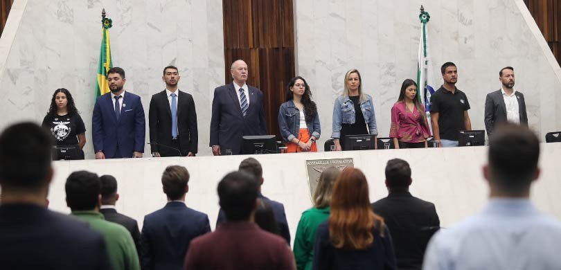 Fotografia do Plenário da Assembleia Legislativa do Paraná. Nove pessoas, entre homens e mulhere...
