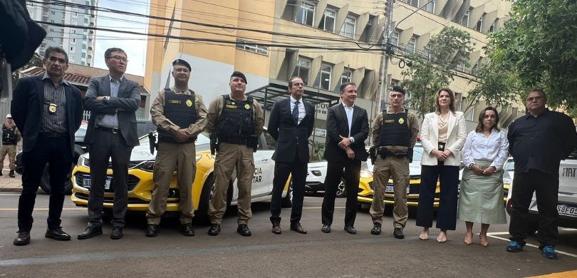 Foto em que aparecem dez pessoas posando de pé sobre a rua, entre eles juízas e juízes eleitorai...