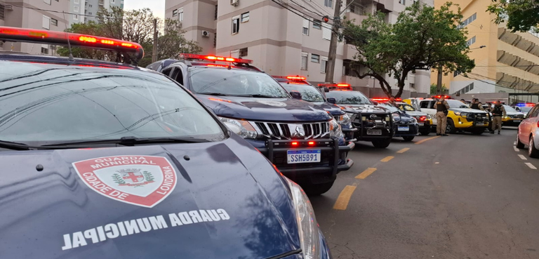 Fotografia de sete viaturas da Guarda Municipal de Londrina e da Polícia Militar do Paraná (PMPR...