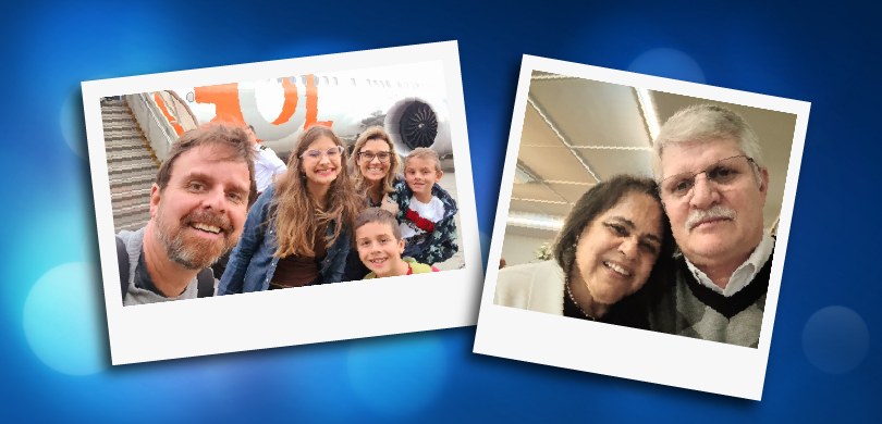 Em um fundo azul há duas imagens. A primeira mostra uma família de cinco pessoas sorrindo para a...