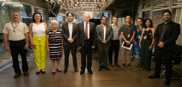 Foto em que aparecem quatro mulheres e sete homens posando em pé no terraço da Presidência do TR...