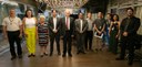 Foto em que aparecem quatro mulheres e sete homens posando em pé no terraço da Presidência do TR...