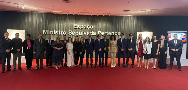 Foto de um grupo de 11 homens e 12 mulheres, em pé, no Espaço Ministro Sepúlveda Pertence, em Br...