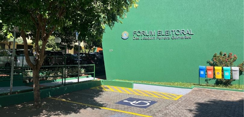 Fotografia da fachada do Fórum Eleitoral Des. Joaquim Ferreira Guimarães, que tem paredes verdes...