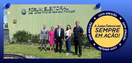 Banner com fundo azul sobre o qual se observa uma foto da equipe do Fórum Eleitoral de União da ...