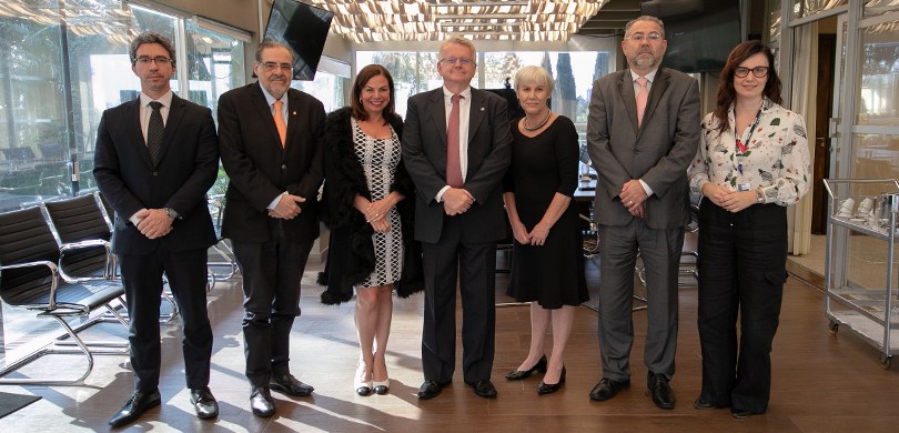 Foto em que aparecem três mulheres e quatro homens posando no terraço da Presidência do TRE-PR, ...