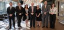 Foto em que aparecem três mulheres e quatro homens posando no terraço da Presidência do TRE-PR, ...