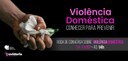 Em um banner com fundo preto, lê-se, do lado direito e em letras rosas, “Violência Doméstica”. A...