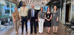 Foto em que aparecem posando no terraço da Presidência o empossado, o presidente do TRE-PR, a di...