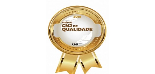 Banner em fundo branco de uma medalha dourada na qual está escrito "2019 Prêmio CNJ de Qualidade"