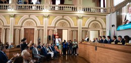 Foto em que aparecem, do lado direito, as autoridades na mesa de honra da Câmara Municipal de Cu...