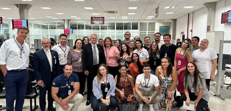 Várias pessoas posam para a foto na Central de Atendimento de Curitiba. Entre eles estão o presi...